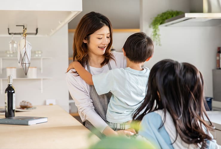 子どもを抱えるお母さんの写真